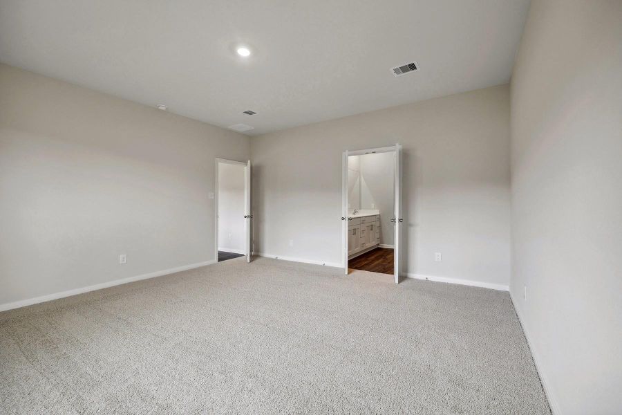 Spacious, unfurnished interior of a new home in Trails at Cochran Ranch, Waller (Image 9).