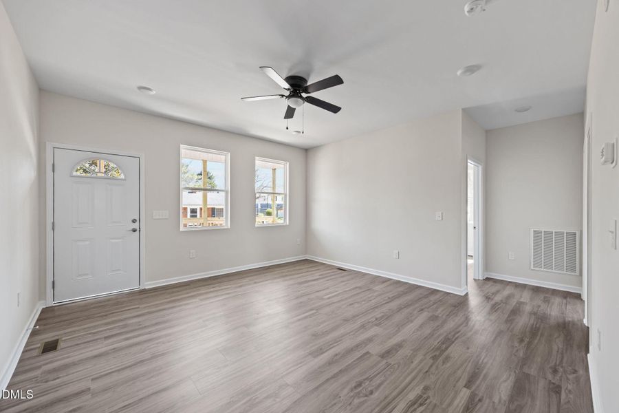 31-web-or-mls-Living Room003 (2)