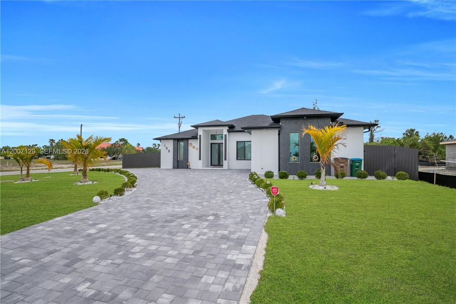 Exterior details and patio area of a home in , Cape Coral (Image 28).