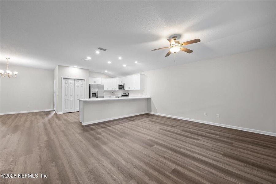 Spacious, unfurnished interior of a new home in , Palatka (Image 12).