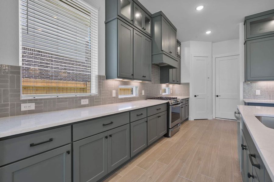 Furnished interior view inside a new home in Evergreen, Conroe (Image 12).