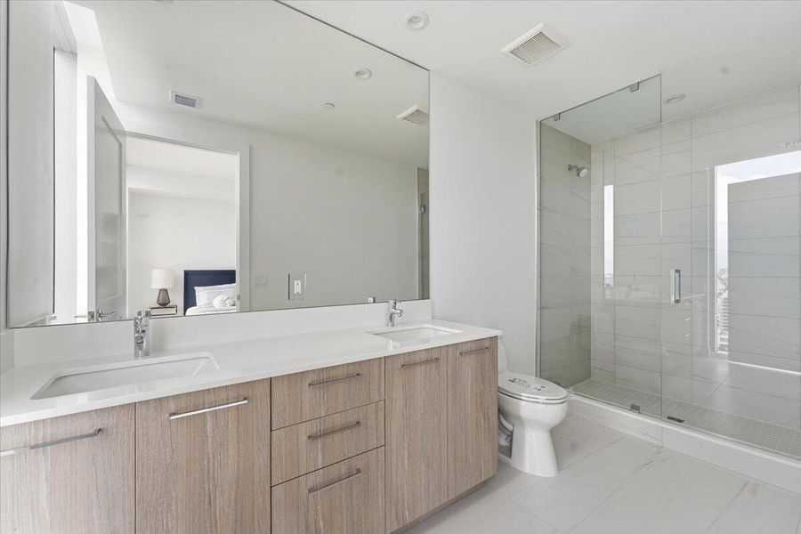 3rd en-suite bath, 2 sinks