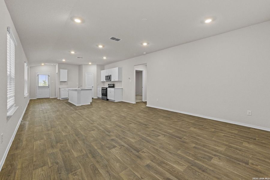 Spacious, unfurnished interior of a new home in Stonehill, San Antonio (Image 14).
