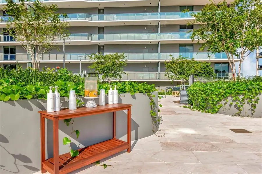 Condo located in Tampa, FL showcasing its design and architecture (Image 30).