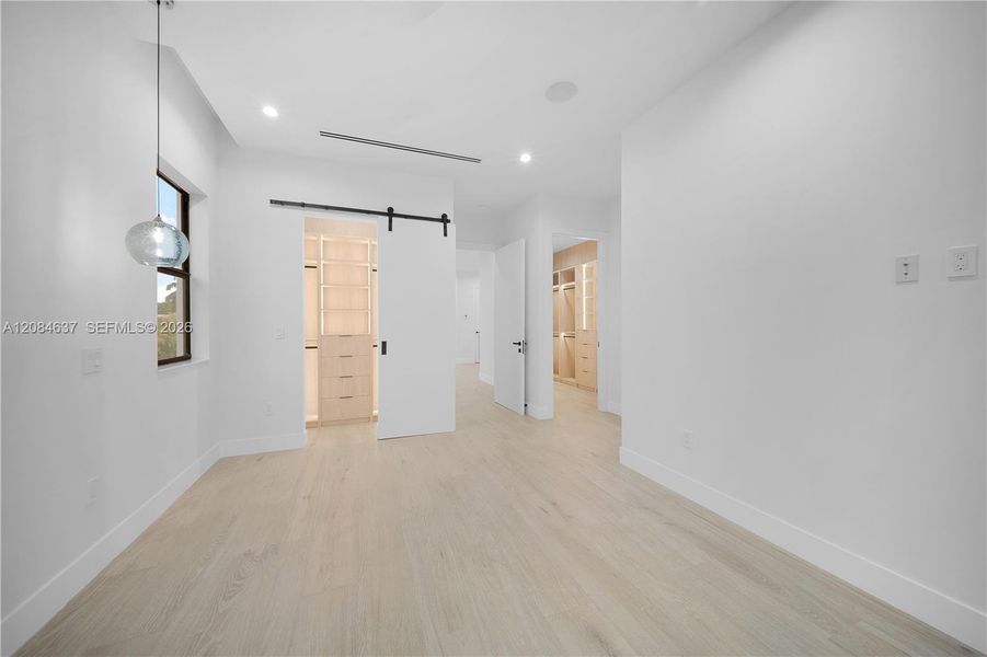 Spacious, unfurnished interior of a new home in , Fort Lauderdale (Image 43).
