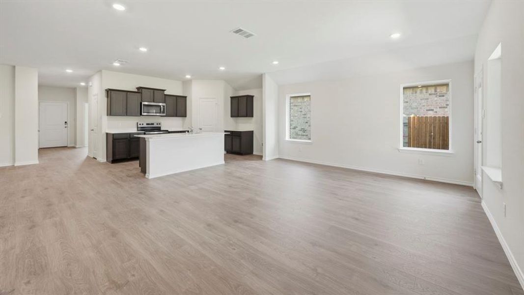 Spacious, unfurnished interior of a new home in Forestbrook Estates, Paris (Image 13).