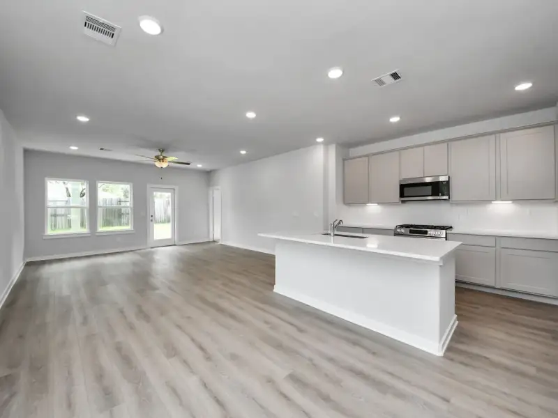 Spacious, unfurnished interior of a new home in Windmill Estates, Magnolia (Image 15).