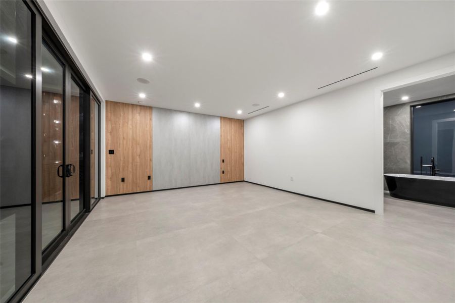 Spacious, unfurnished interior of a new home in , Fort Lauderdale (Image 17).