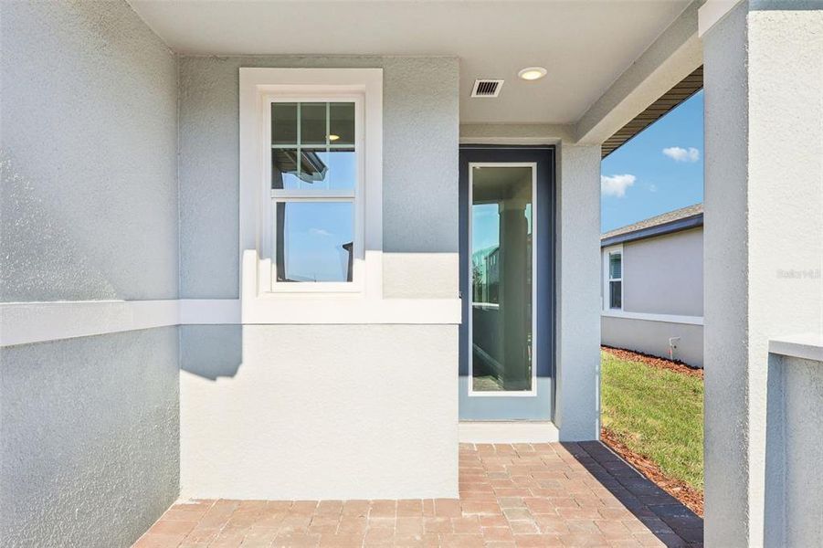 Exterior details and patio area of a home in , Lake Alfred (Image 4).