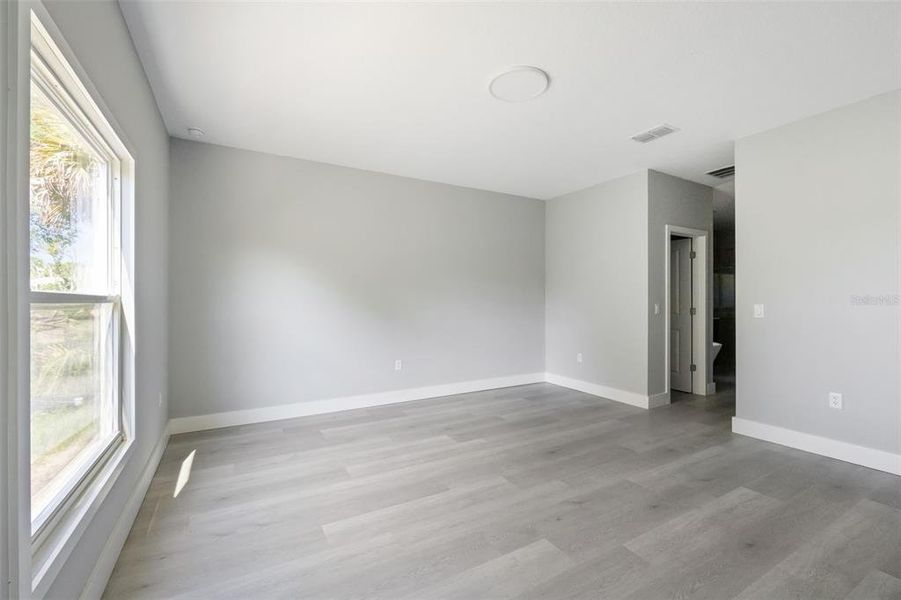 Spacious, unfurnished interior of a new home in , Davenport (Image 20).