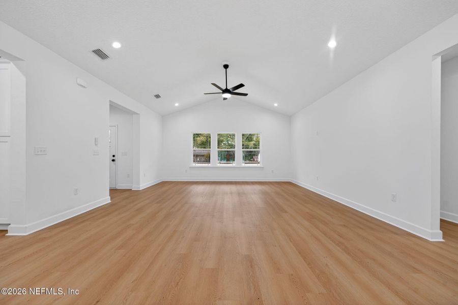 Spacious, unfurnished interior of a new home in , Middleburg (Image 32).