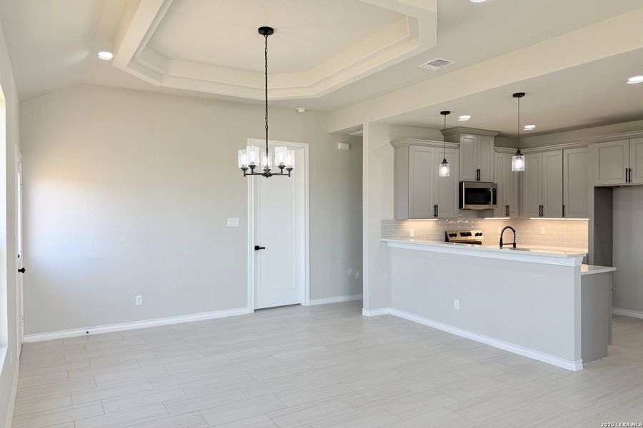 Spacious, unfurnished interior of a new home in , La Vernia (Image 19).