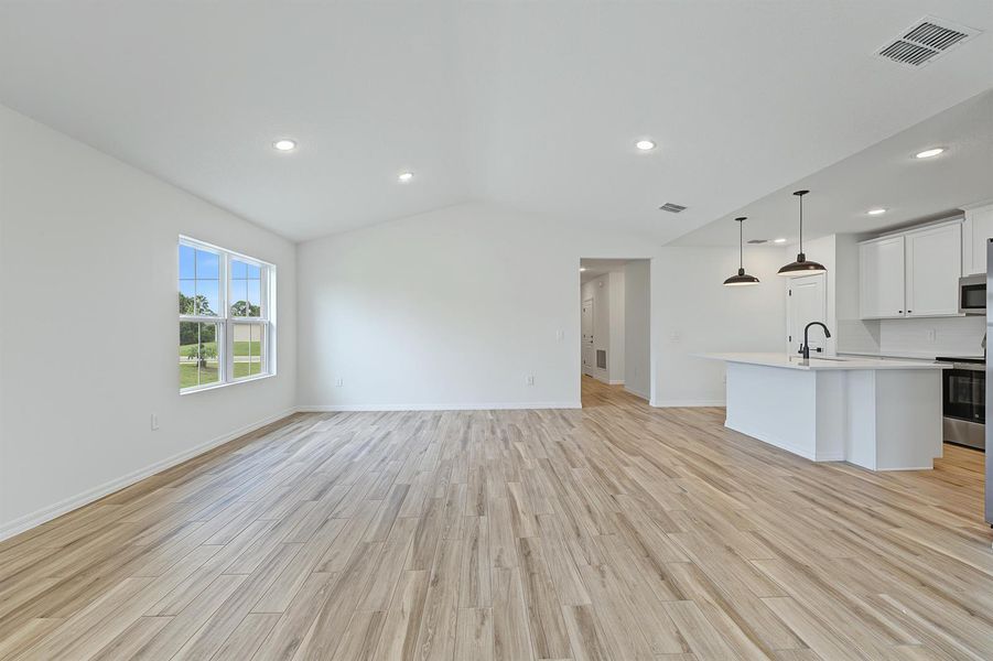 Kitchen, Great Room & Dining Area Kitchen, Great Room & Dining Area