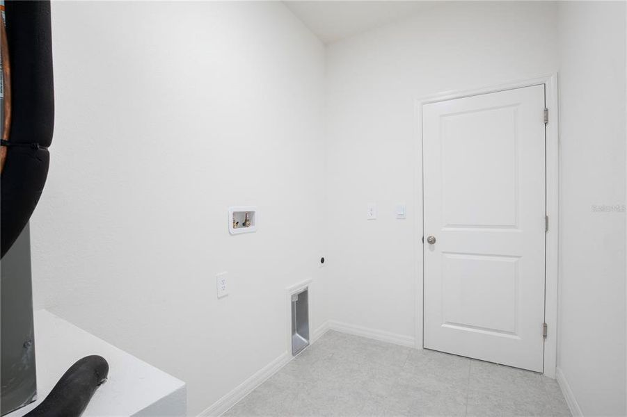 Spacious, unfurnished interior of a new home in Burnt Store Village, Punta Gorda (Image 19).