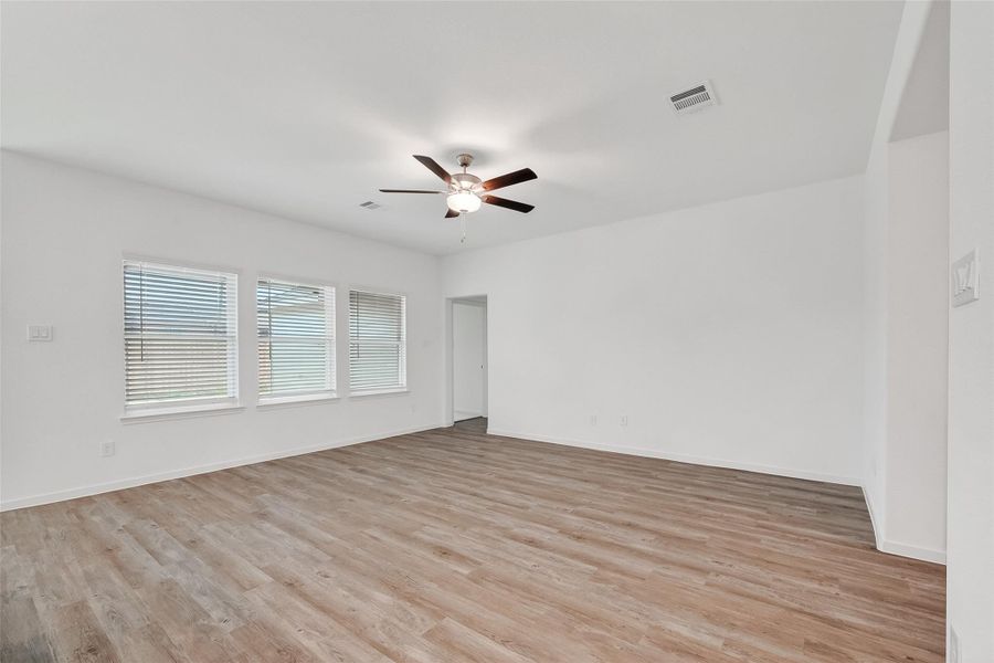 Spacious, unfurnished interior of a new home in Rollingbrook Estates, Baytown (Image 41).