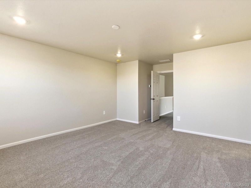 Spacious, unfurnished interior of a new home in , Aurora (Image 16).