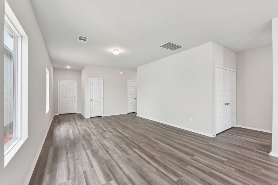 Spacious, unfurnished interior of a new home in Edgebrooke, Pflugerville (Image 14).