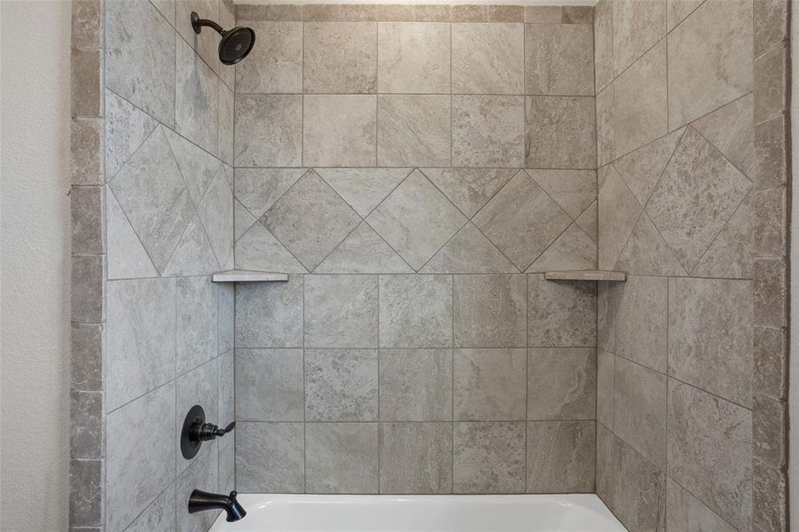 Bathroom with tiled shower / bath combo