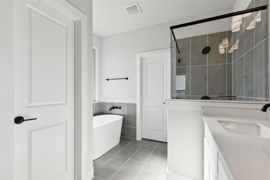 Furnished interior view inside a new home in Ellis Ranch Estates, Waxahachie (Image 9).