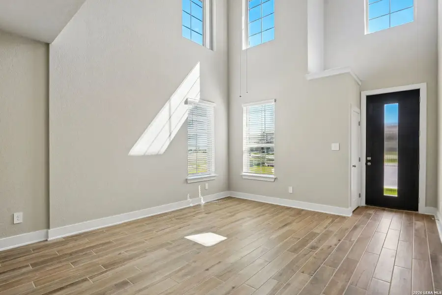 Spacious, unfurnished interior of a new home in Comanche Ridge, San Antonio (Image 27).
