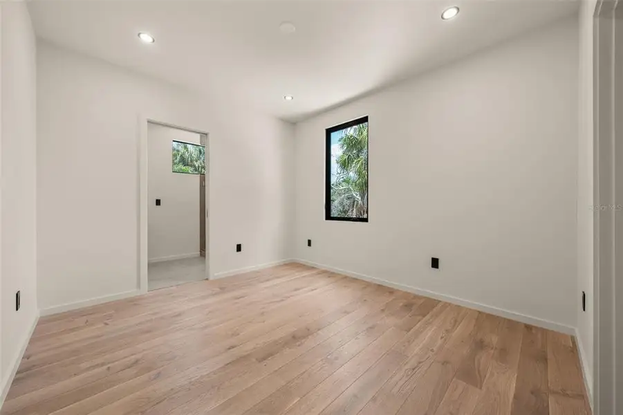 Spacious, unfurnished interior of a new home in , Sarasota (Image 69).