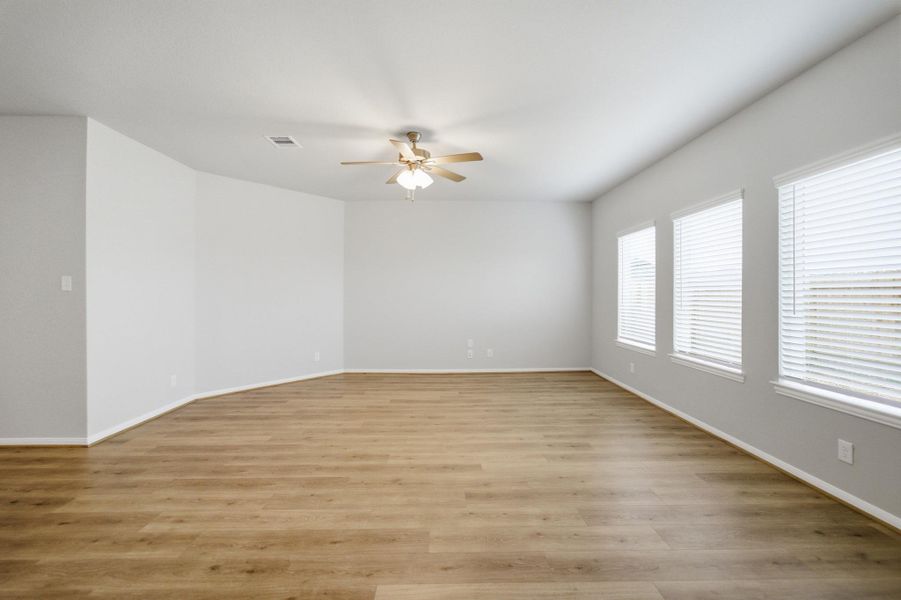 Spacious, unfurnished interior of a new home in Trails at Woodhaven Lakes, La Marque (Image 13).