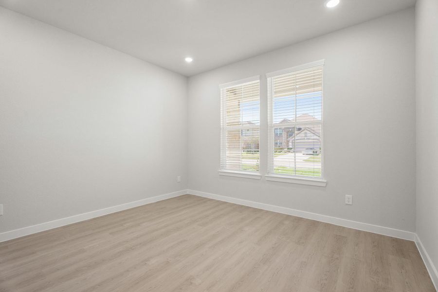 Spacious, unfurnished interior of a new home in Lago Mar, Texas City (Image 17).