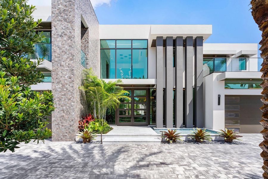 Condo located in Boca Raton, FL showcasing its design and architecture (Image 6).