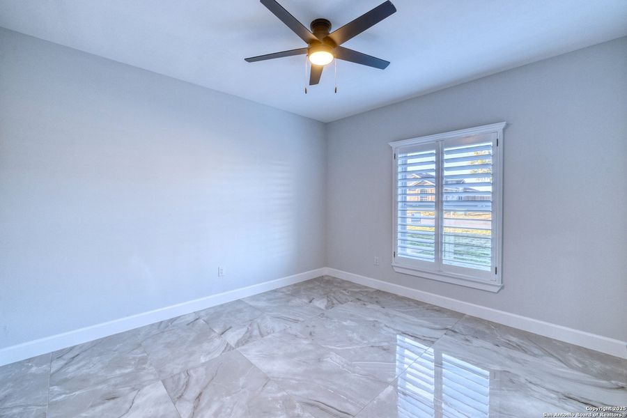 Spacious, unfurnished interior of a new home in , Uvalde (Image 27).