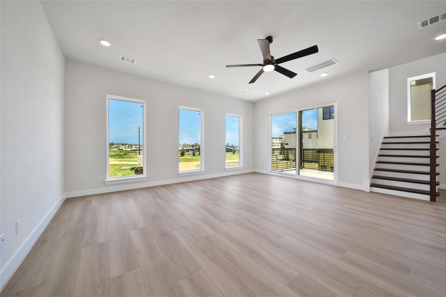Spacious, unfurnished interior of a new home in Lago Pointe, Seabrook (Image 13).