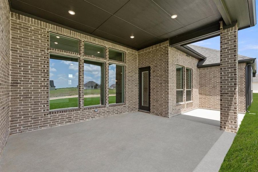 Exterior details and patio area of a home in Pecan Acres, Red Oak (Image 19).
