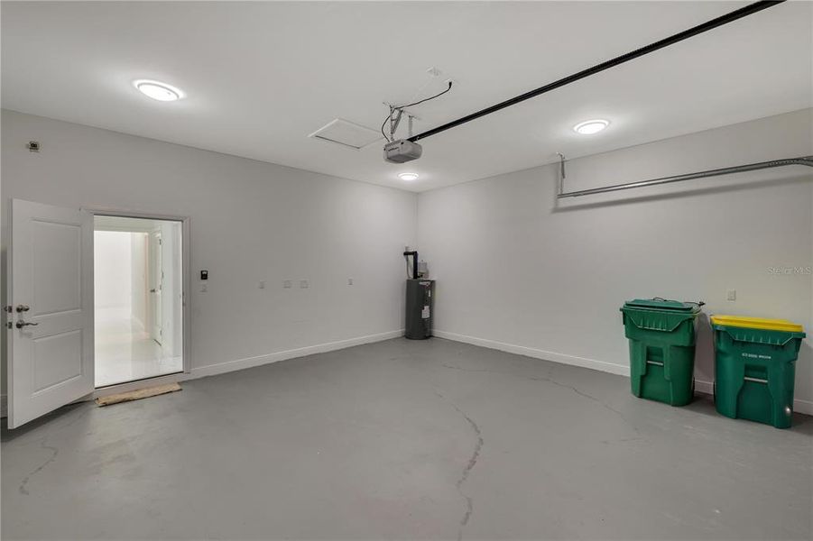 Spacious, unfurnished interior of a new home in , Rotonda West (Image 29).