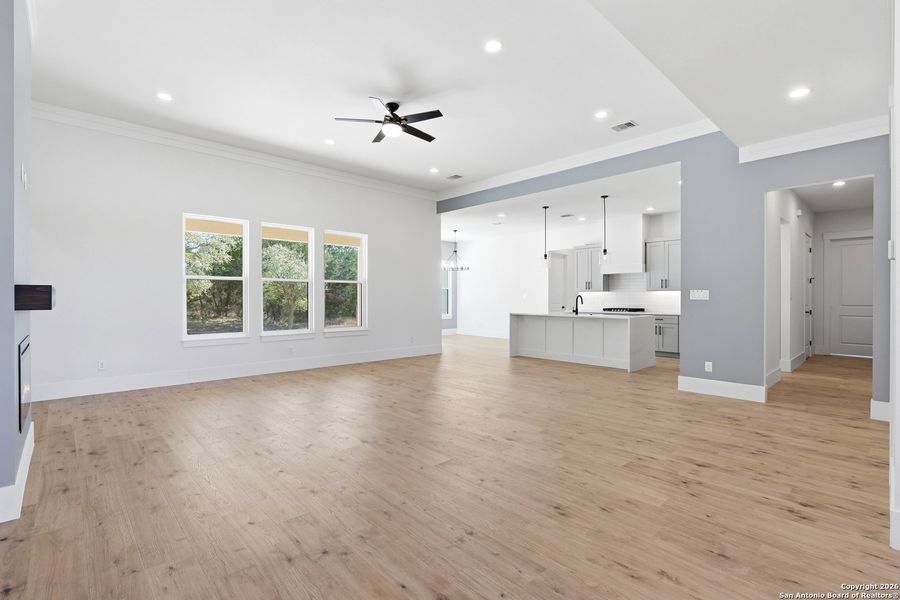 Spacious, unfurnished interior of a new home in , Bandera (Image 28).