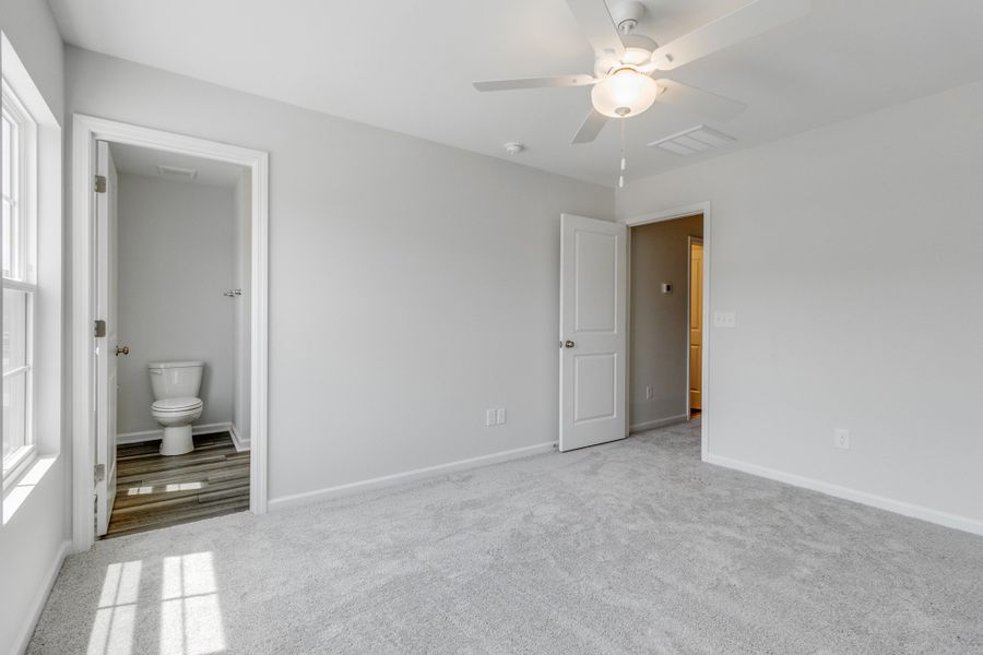 Spacious, unfurnished interior of a new home in Astoria, Columbia (Image 26).