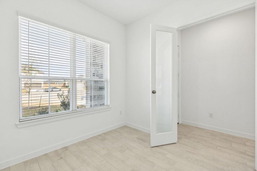 Spacious, unfurnished interior of a new home in Windcress, Baytown (Image 27).
