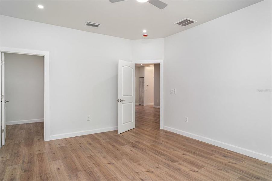Spacious, unfurnished interior of a new home in , Sarasota (Image 20).