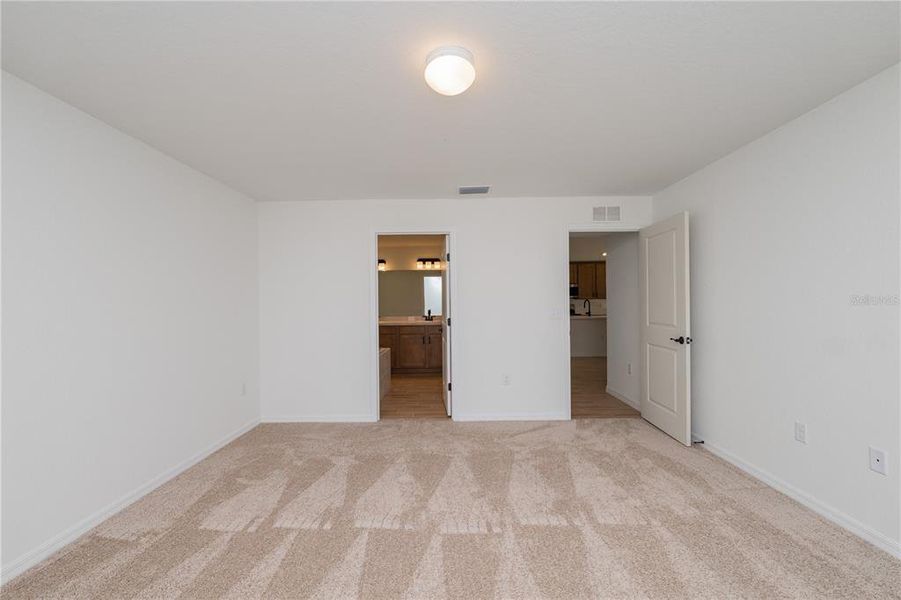 Spacious, unfurnished interior of a new home in , Sebring (Image 17).