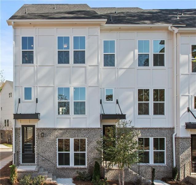 Condo located in Atlanta, GA showcasing its design and architecture (Image 3).