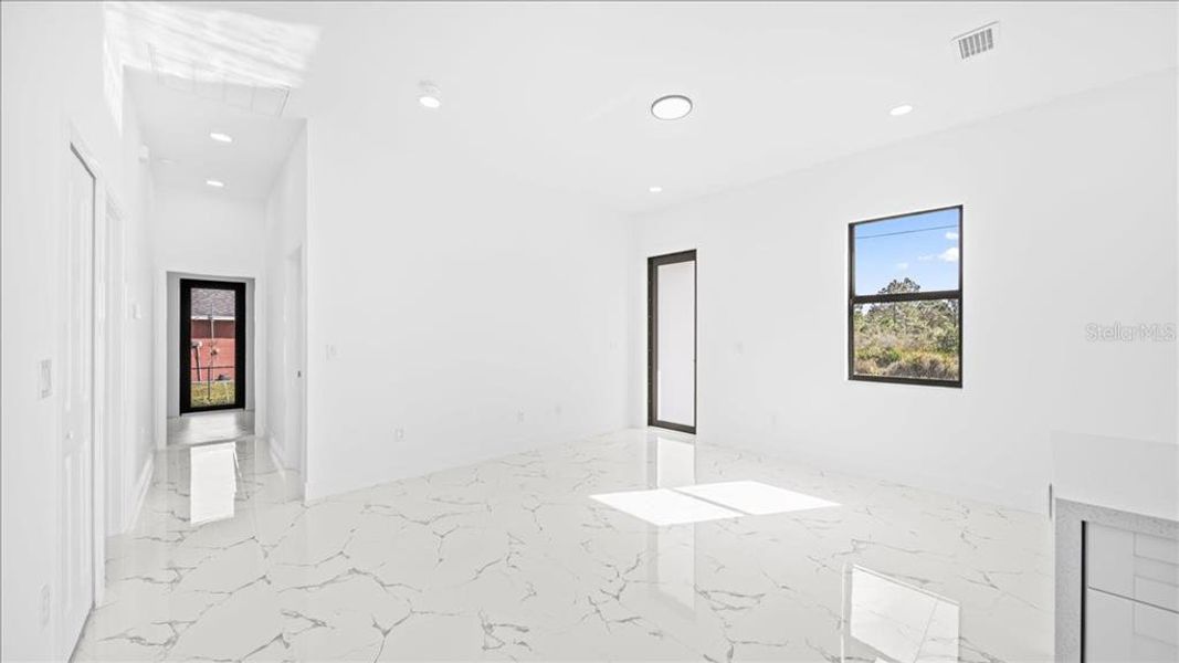 Spacious, unfurnished interior of a new home in , Lehigh Acres (Image 12).