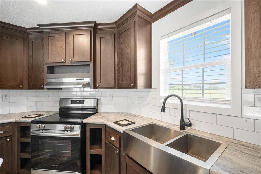 Close-up of interior finishes inside a home in , Wauchula (Image 17).