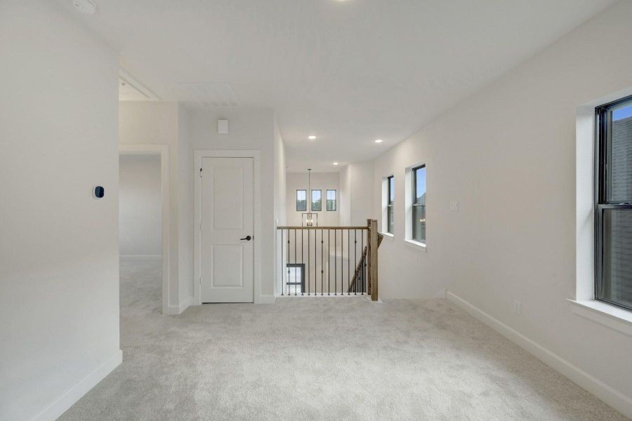 Spacious, unfurnished interior of a new home in Sienna - Grove Collection, Missouri City (Image 32).