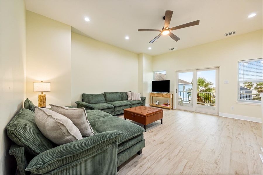 Furnished interior view inside a new home in , Galveston (Image 30).