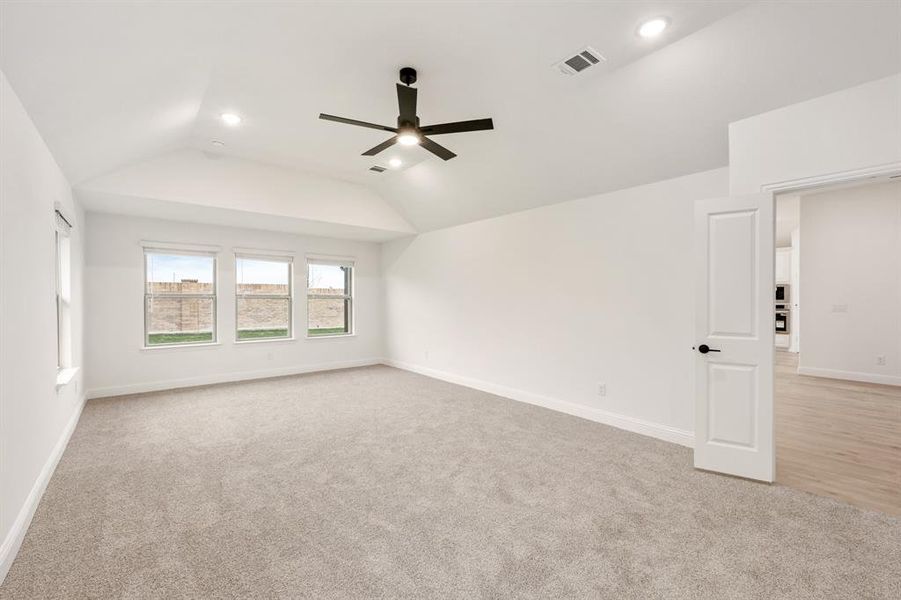 Spacious, unfurnished interior of a new home in Villages of Hurricane Creek, Anna (Image 25).
