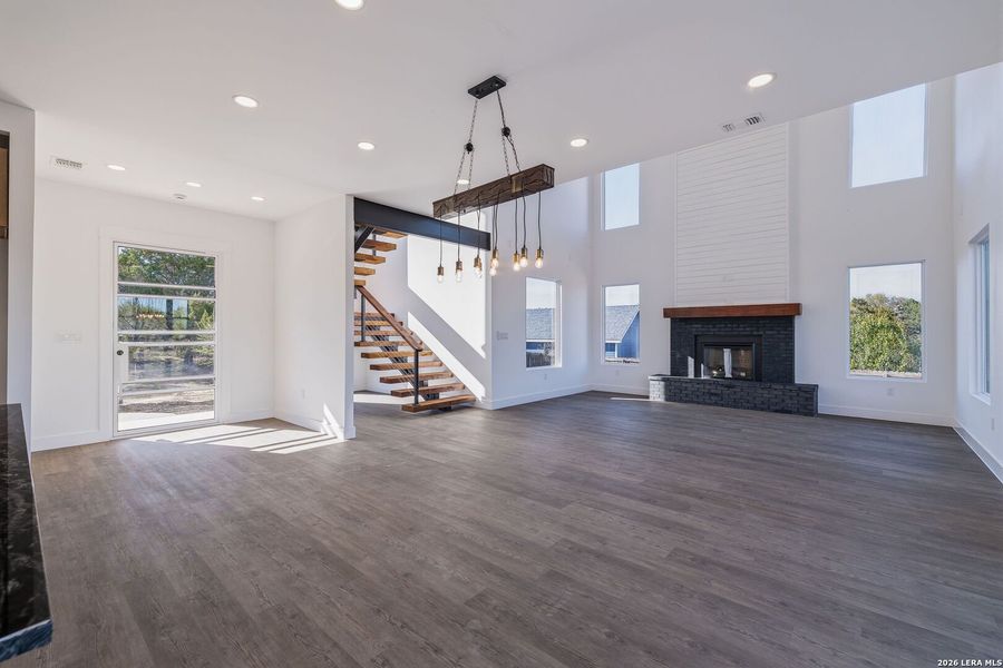 Spacious, unfurnished interior of a new home in , Fischer (Image 34).