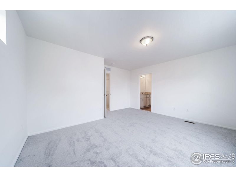 Spacious, unfurnished interior of a new home in Thompson River Ranch, Johnstown (Image 21).