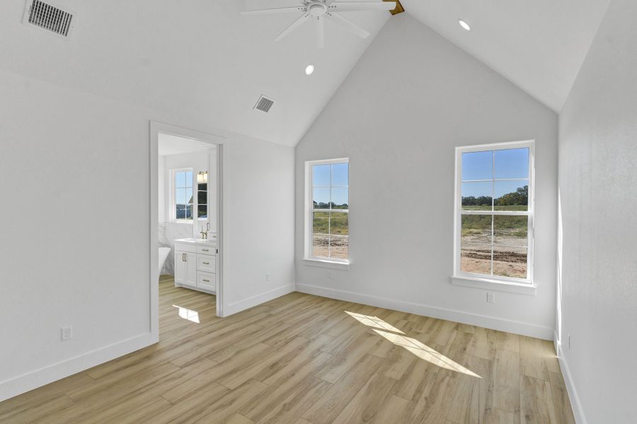 Spacious, unfurnished interior of a new home in Oak Water Ranch, Granbury (Image 26).