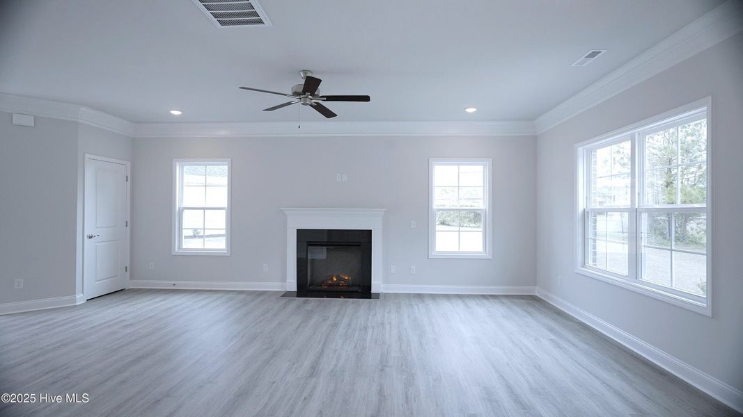 Spacious, unfurnished interior of a new home in Palmetto Creek, Bolivia (Image 11).