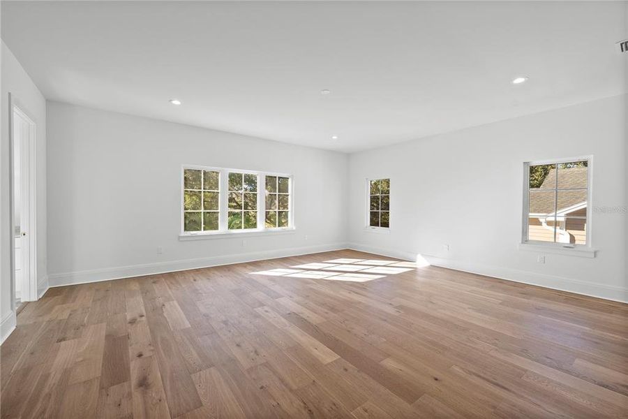 Spacious, unfurnished interior of a new home in , Tampa (Image 44).