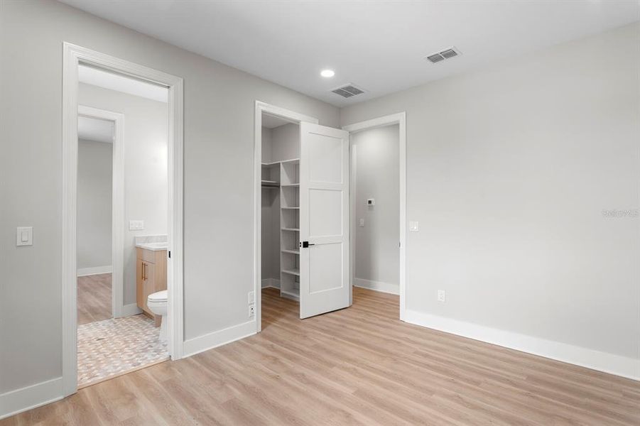 Spacious, unfurnished interior of a new home in , Tampa (Image 26).