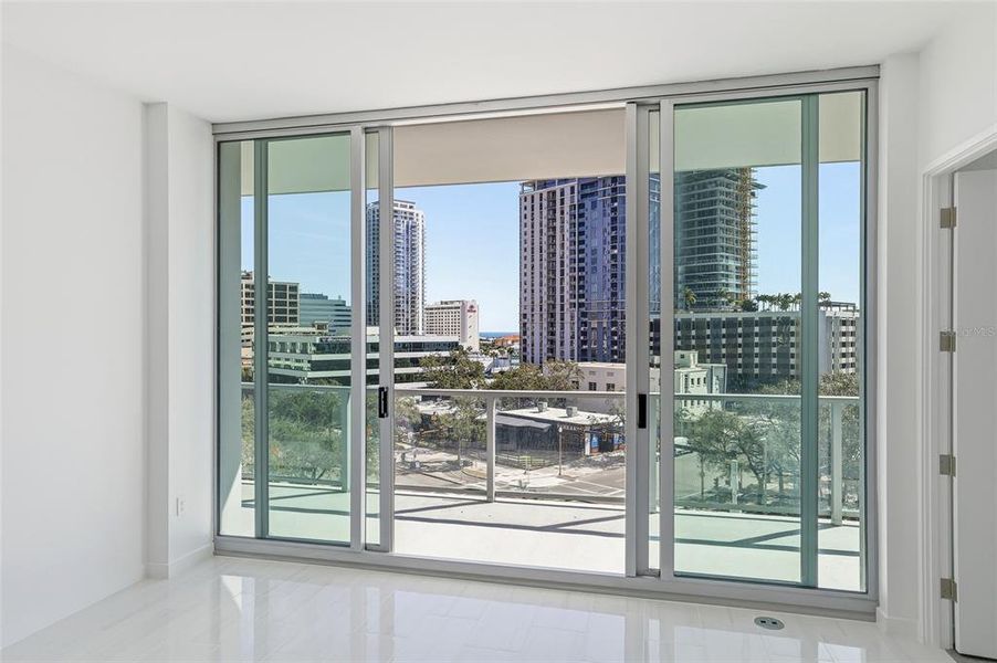 Condo located in St. Petersburg, FL showcasing its design and architecture (Image 35).